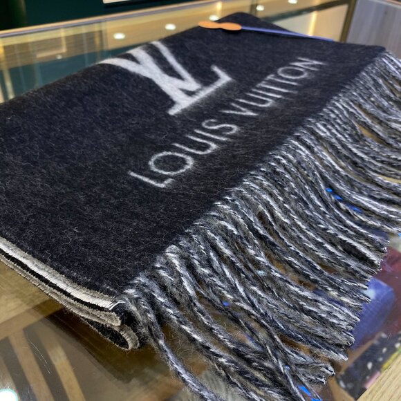 Louis Vuitton Reversible Monogram Scarf - Picture 3 of 4